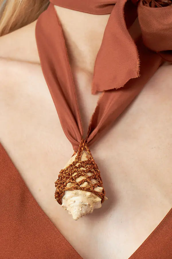 COLAR COQUILLE MARROM